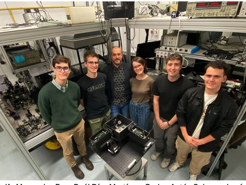 The UAM QuanTour team in the lab